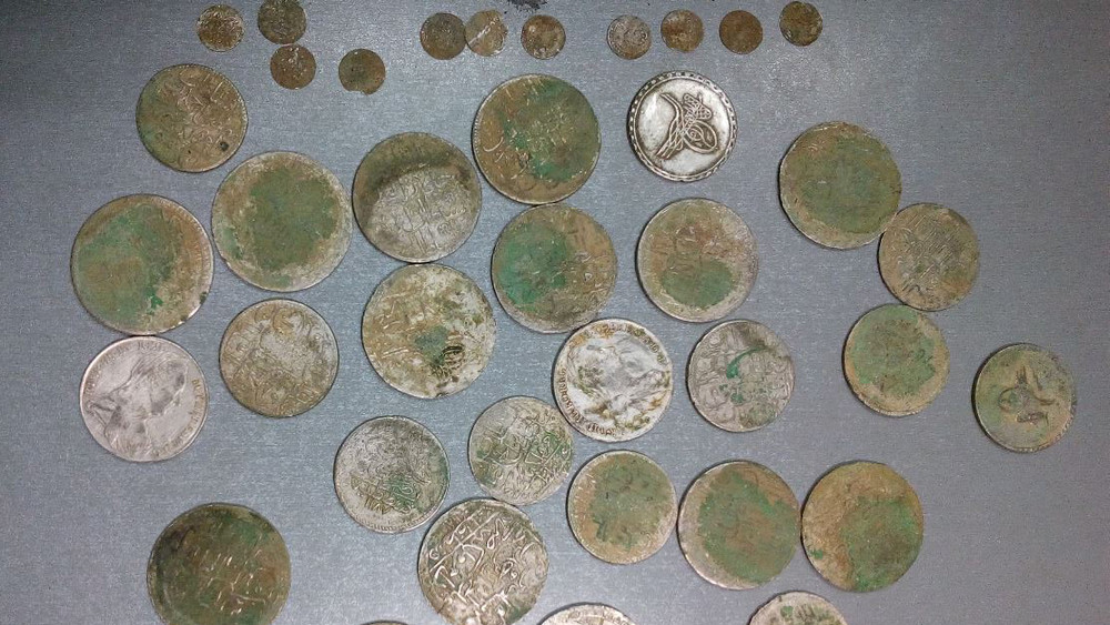 Монети, задържани от митничарите на пункт Връшка чука през 2016 година.