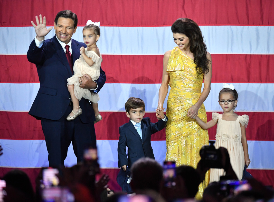 Рон ДеСантис ликува след изборната си победа заедно със съпругата си Кейси и децата им,8 ноември 2022 г.