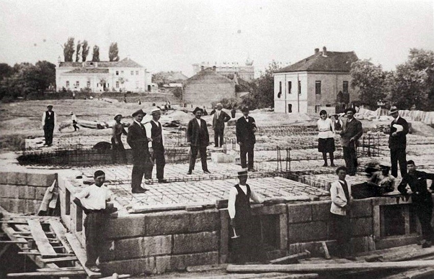 Изградња јавног купатила које је дар Томе Лозанова