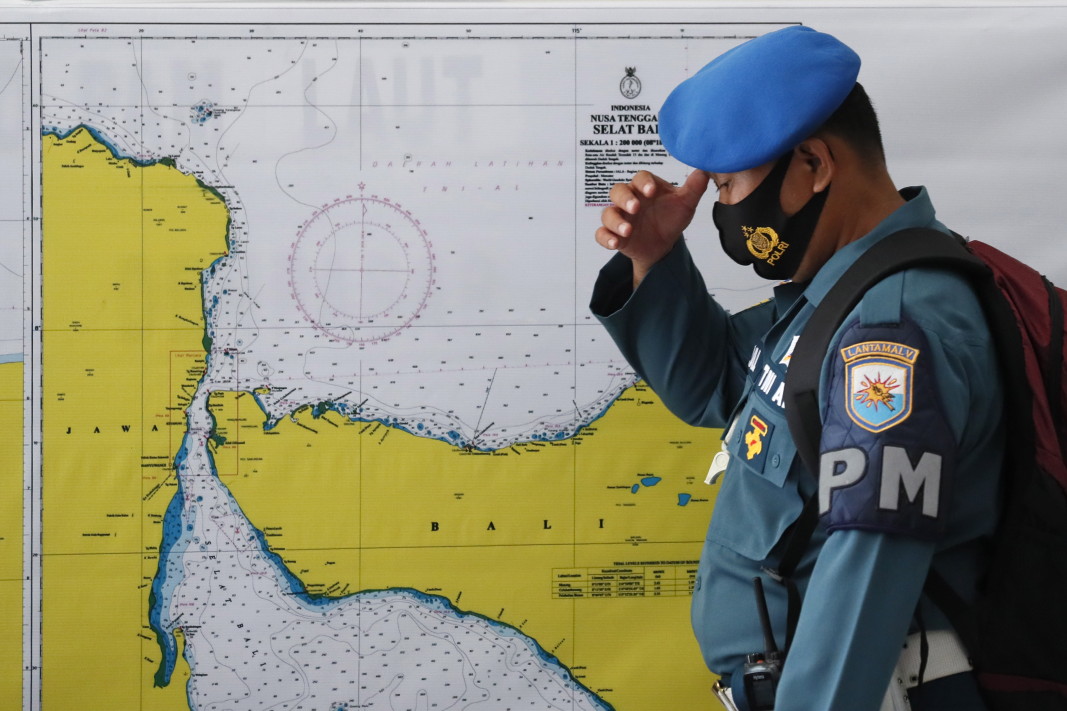 Индонезийски офицер пред карта на района за издирване на изчезналата подводница. Съдът , произведен от Германия, е обявена за изчезнал на 21 април 2021 г. близо до остров Бали с 53 души на борда, докато се подготвят за провеждане на торпедна тренировка.