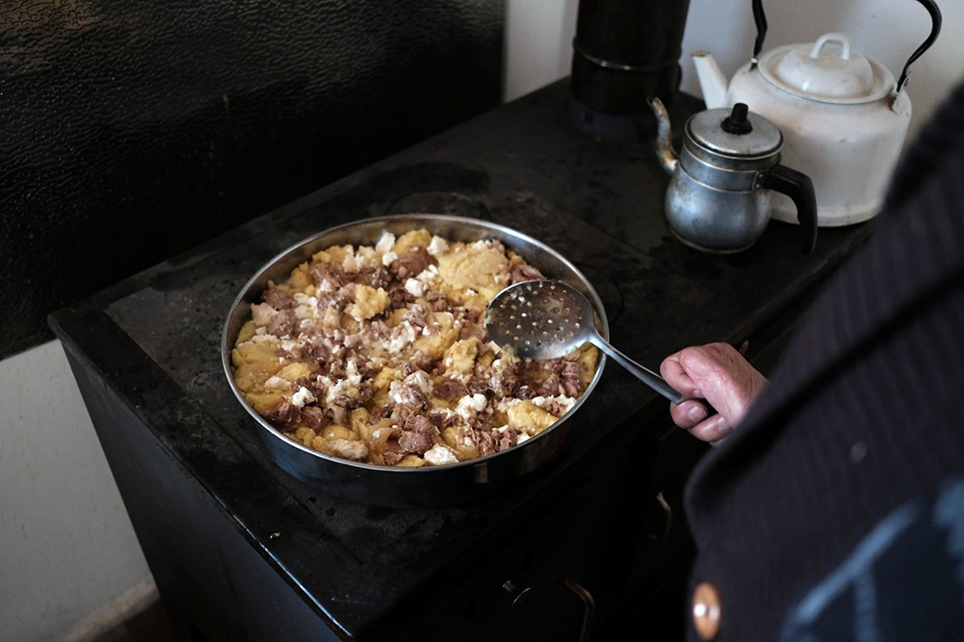 Kachamak de los Ródopes con queso y carne