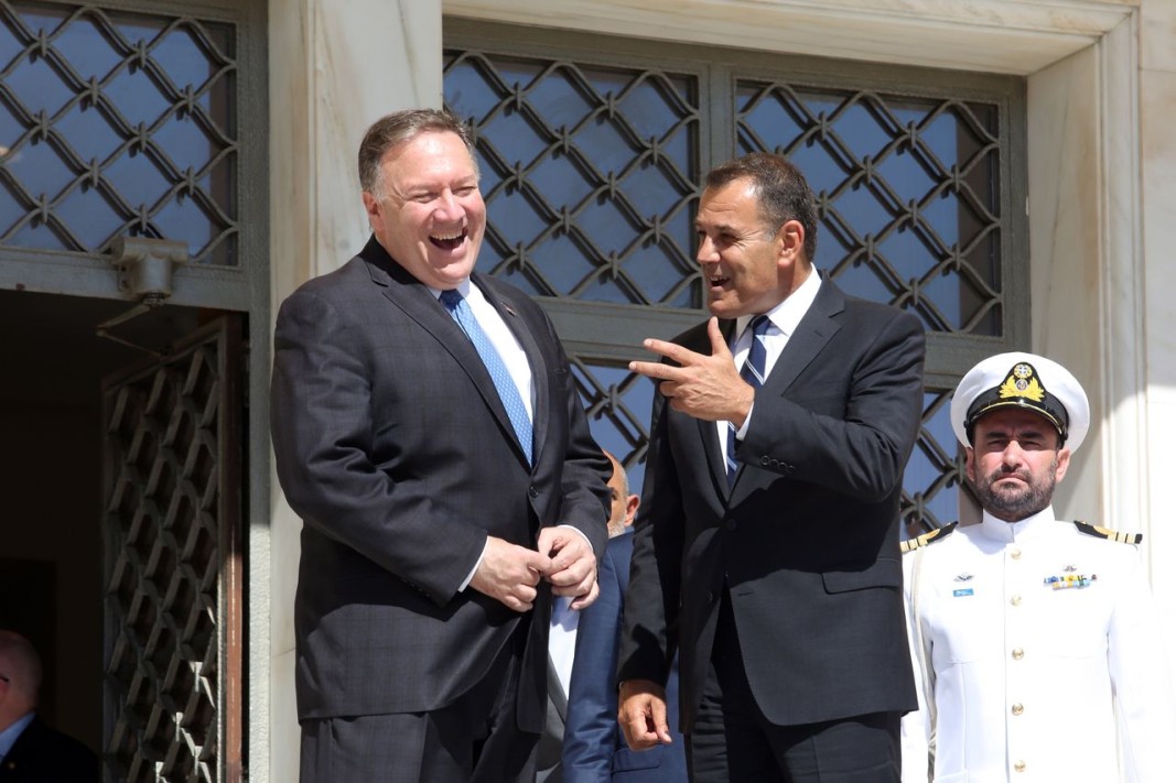 Майк Помпейо и гръцкият министър на отбраната Никос Панайотопулос при визитата на държавния секретар на САЩ в Атина през октомври.