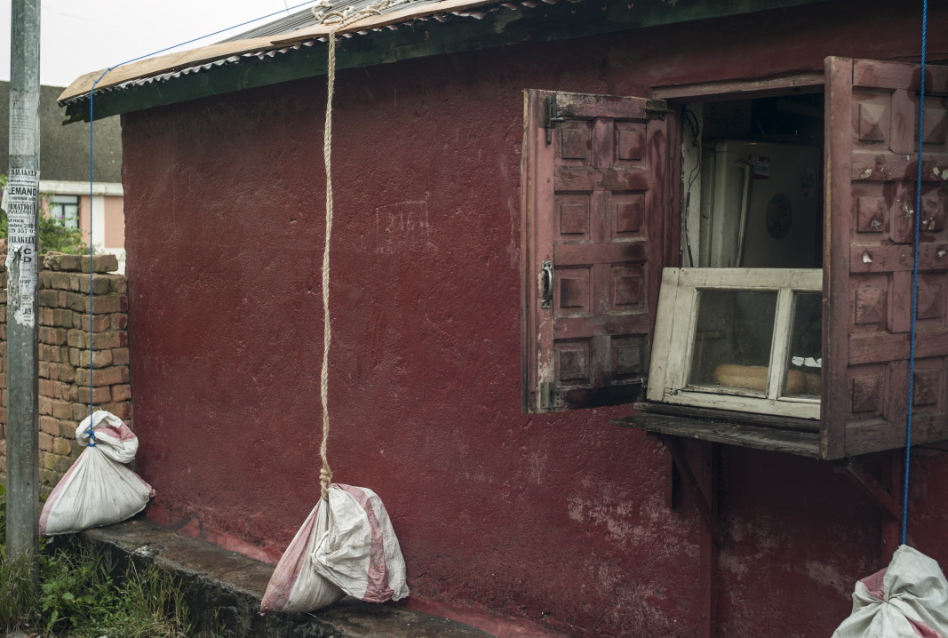  Чували с пясък са сложени на покрива на къща, с цел да не го отнесат ветровете на приближаващия циклон Бацирай, Антананариво, Мадагаскар, 5 февруари 2022 г./Снимка: ЕРА/БГНЕС 