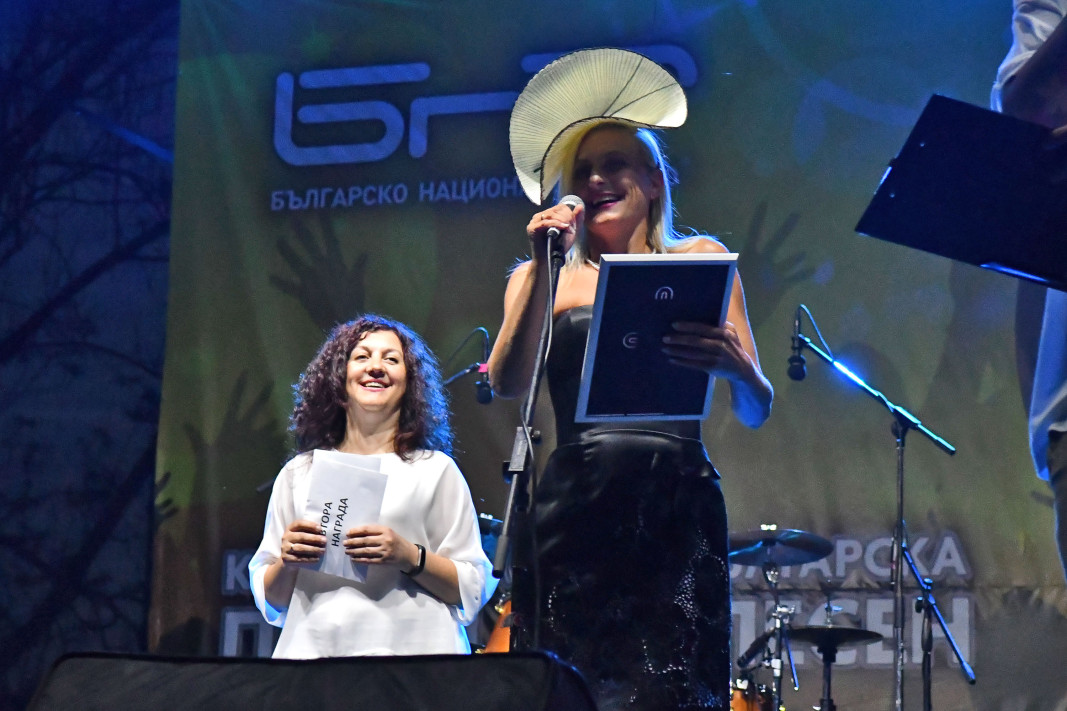Вера Шандел с Втора награда, връчена от Даниела Късовска – програмен директор на БНР