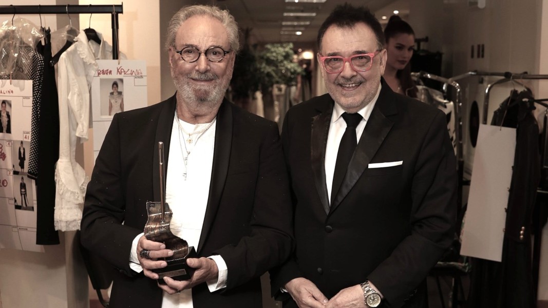 Проф. Любомир Стойков връчва наградата на Роко Бароко