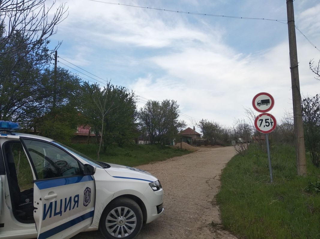Районът около дома на нападателя в село Манастирище, община Хайредин, област Враца, бе блокиран от полиция.