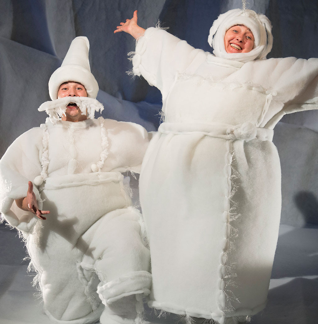 Актьорите Нина Димитрова и Димитр Несторов в спектакъла „Каквото направи дядо, все е хубаво“ по Андерсен на Театър „Кредо“
