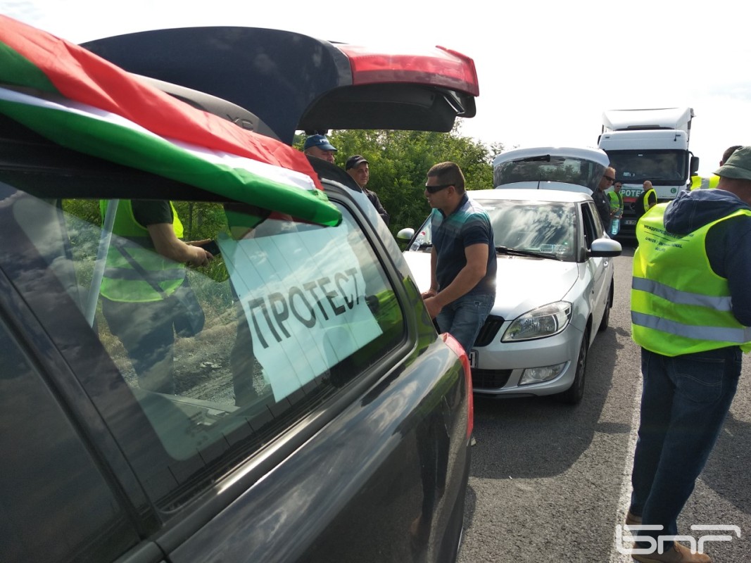 На протест на превозвачите на границата при Капитан Андреево.