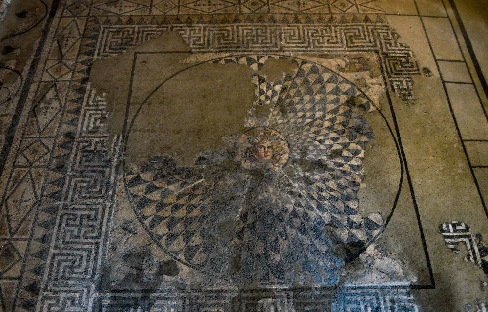 Einer der wunderschönen Mosaikfußböden im Mosaiken-Museum in Dewnja