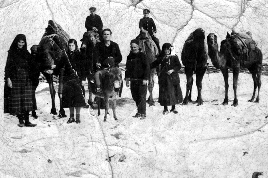 Familja e Mihaill Çakmakovit, të cilat kanë rritur deve, viti 1940