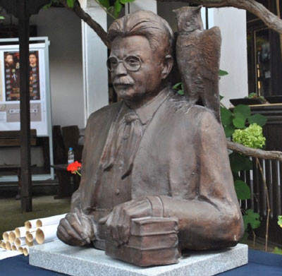 Monumenti i Elias Kaneti në qytetin Ruse