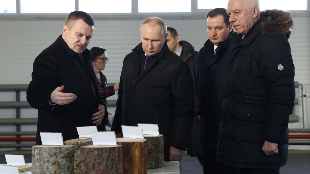Руският президент на посещение в завод от дървопреработватената промишленост в Архангелска област, февруари 2023 г. Снимка: ЕПА/БГНЕС