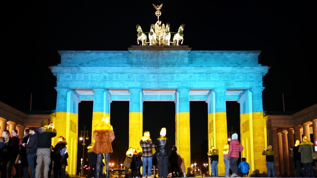 Бранденбургската врата в Берлин бе оцветена в синьо и жълто в знак на солидарност с Украйна. Снимка: ЕПА/БГНЕС