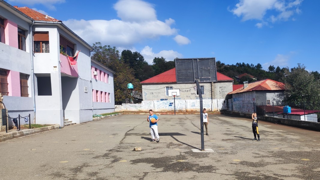 The school in the village of Golemo Ostreni, Golo Bardo district