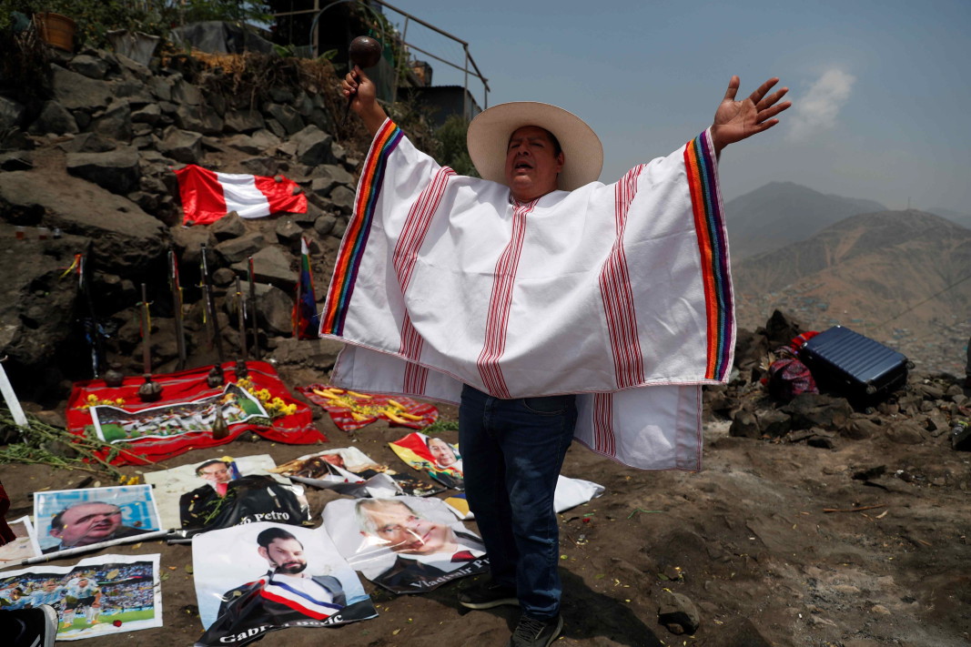 Перуански шамани и лечители изпълняват ритуал, за да поискат мир и да направят своите прогнози за 2023 г., на хълма Сан Кристобал, в Лима, Перу, архив, 28 декември 2022 г.