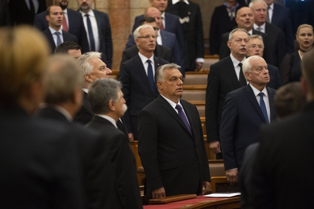 Виктор Орбан и депутати в унгарския парламент пеят националния химн на годишнината от договора от Трианон.