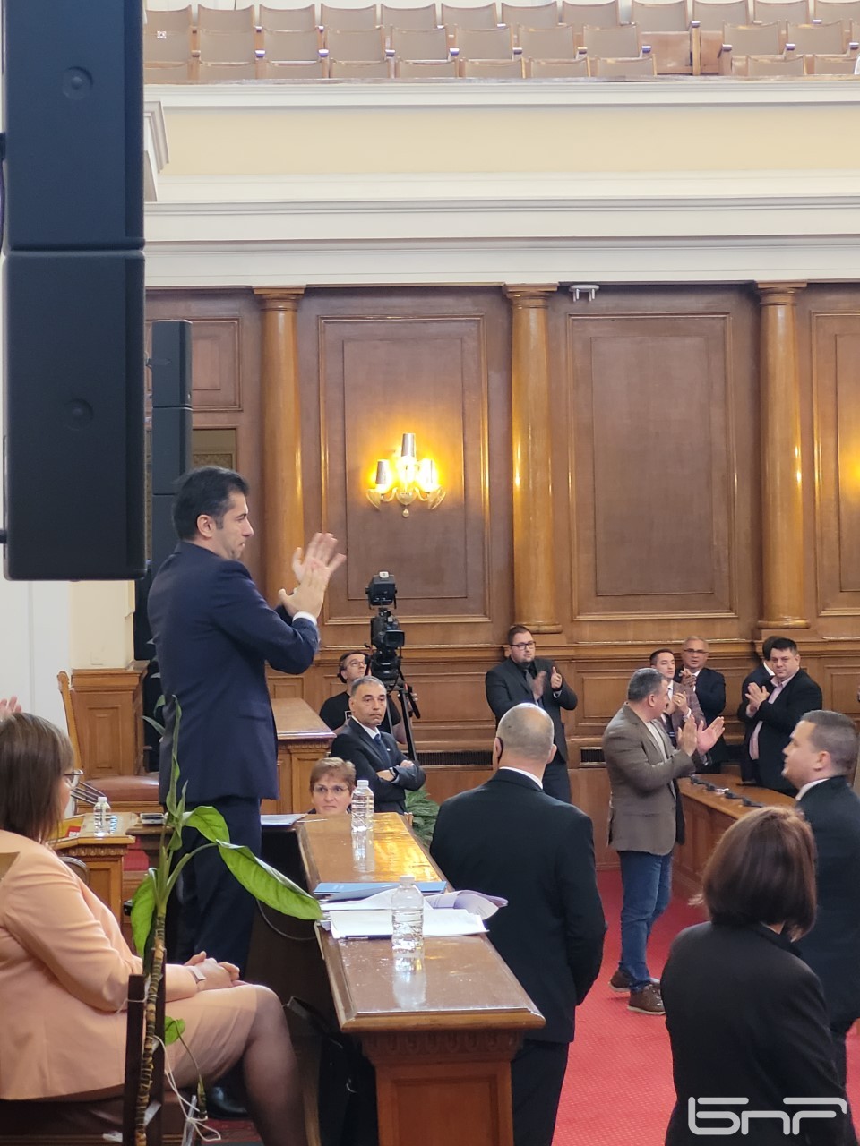 Премиерът Кирил Петков изпрати с аплодисменти след изказване от парламентарната трибуна депутата Иво Атанасов, един от напусналите групата на ИТН/Снимка: Мария Филева
