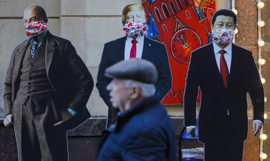 Трима лидери - Ленин, Тръмп и Си, приканват клиентите да си купят предпазни маски от магазин за сувенири -  Москва, март 2020 г.