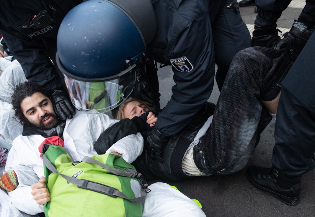 Полицията маха екоактивисти, блокирали улица пред икономическото министерство в Берлин в протест срещу бавния отказ от въглища на Германия.
