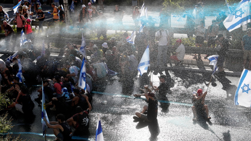 Израелските сили на реда отблъскват с водни оръдия протестиращи срещу съдебната реформа, 24 юли 2023 г. Снимка: ЕПА/БГНЕС