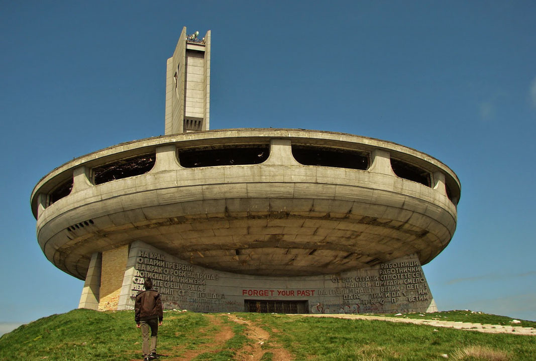 Споменик на врху Бузлуџа – најпопуларнији објекат за мрачни туризам у Бугарској