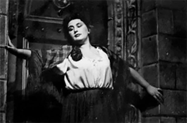 Мария Бохачек в ролята на Сантуца от „Селска чест“ на Пиетро Маскани на сцената на Русенската опрера, 1954 г.