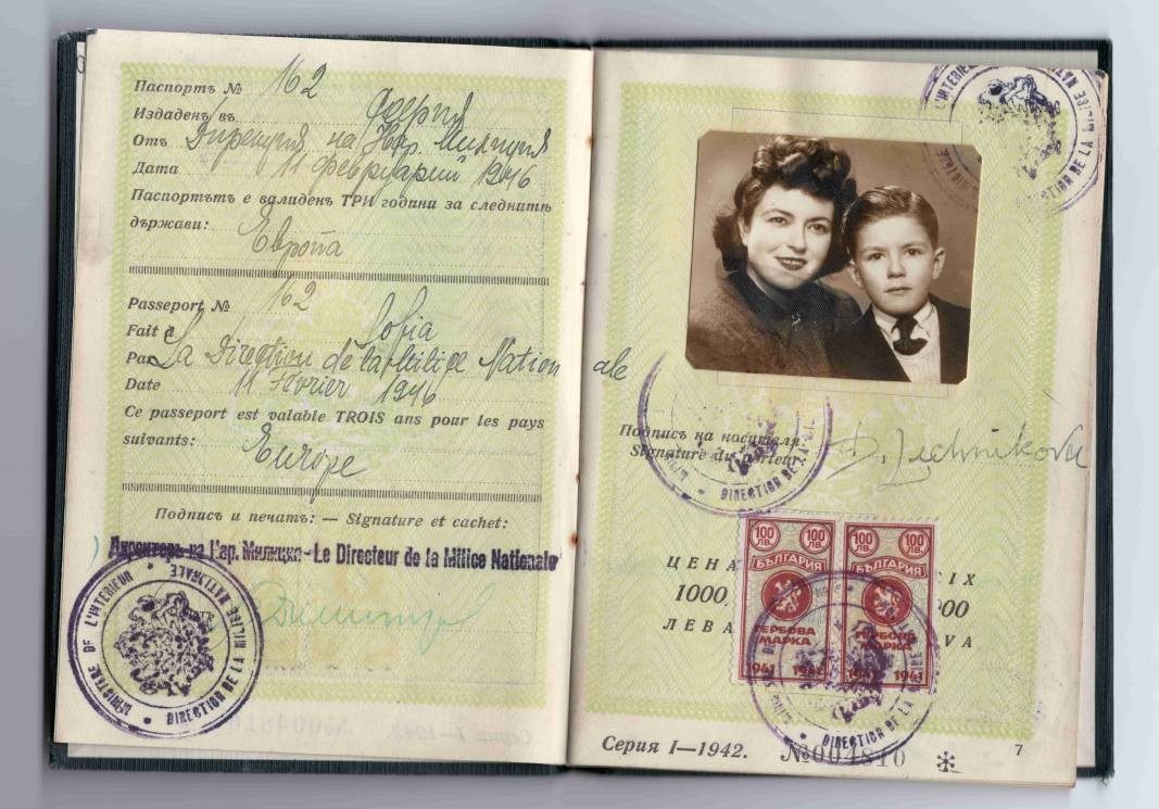 Паспортът, издаден през 1946 от Народната милиция, с който Делфин и Симеон Лешникови са заминали