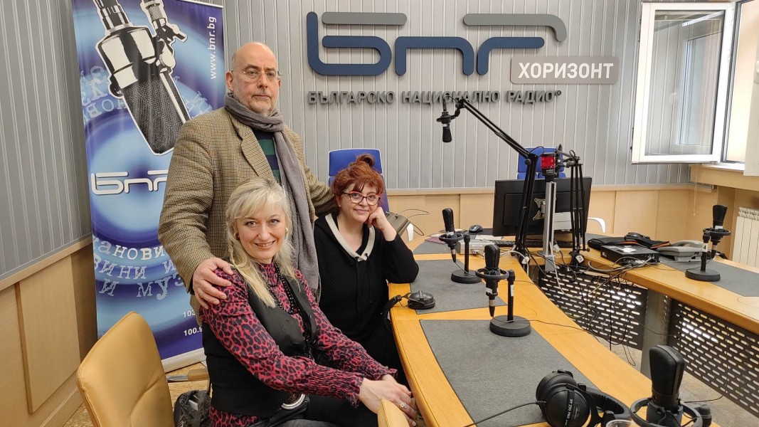 Синтия Кнох, Момчил Георгиев и Албена Врачанска преди световната премиера на радиооперата