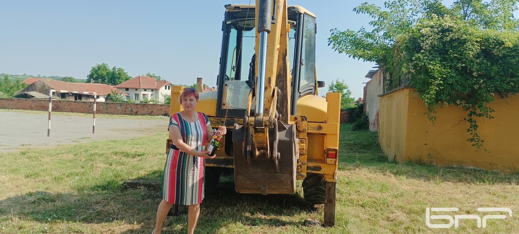 Директорката на училището в село Дерманци при първата копка за ремонтните дейности.