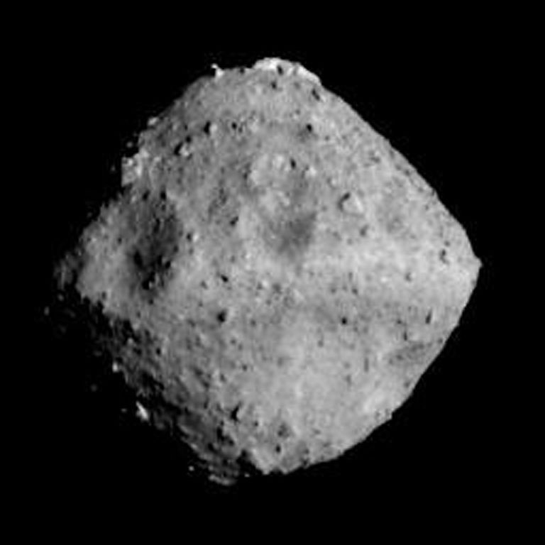 Астероидът Рюгу е четвъртит с диаметър около 900 метра, като периодът на въртене около оста му е 7 часа и половина.