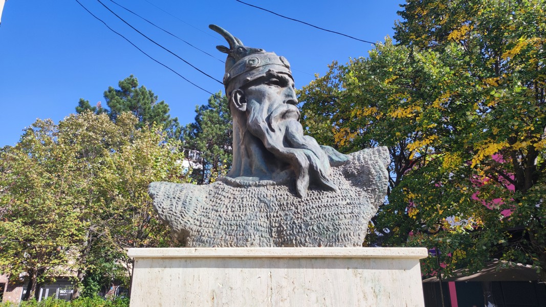 Памятник национальному герою Албании Скандербергу в г. Кукес