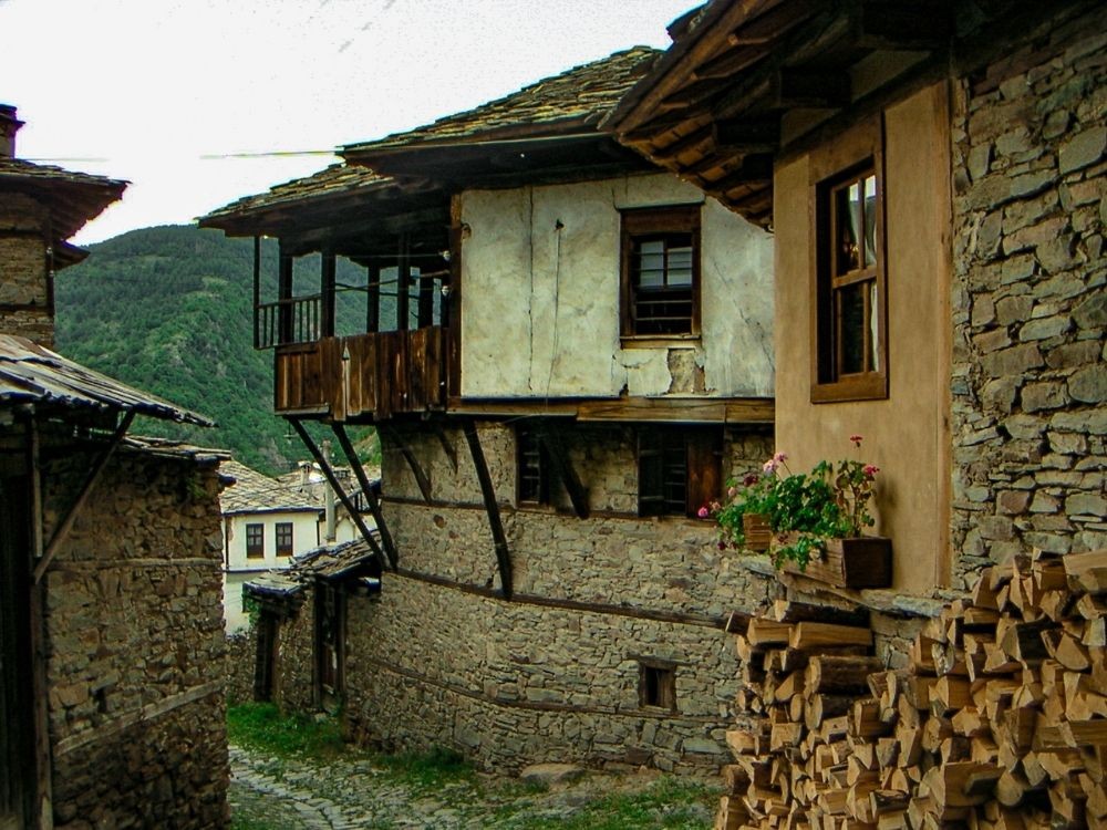 Ковачевица очарова туристите с каменните си къщи и възрожденски дух