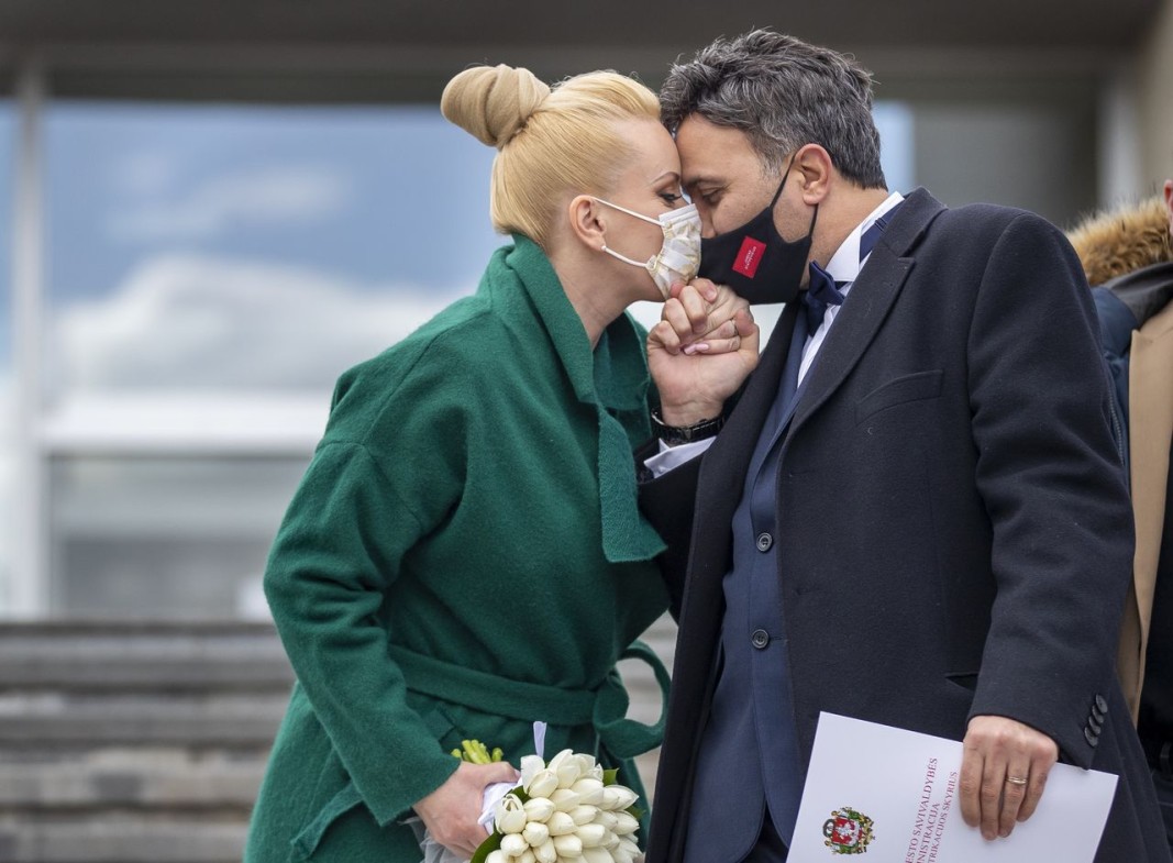 Младоженци в Литва не спазват социална дистанция, но пък носят маски.