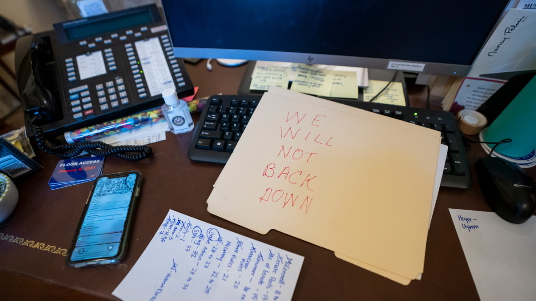 Бележката върху бюрото на Нанси Пелоси с напдис „Няма да се предадем“ Снимка: ЕПА/БГНЕС