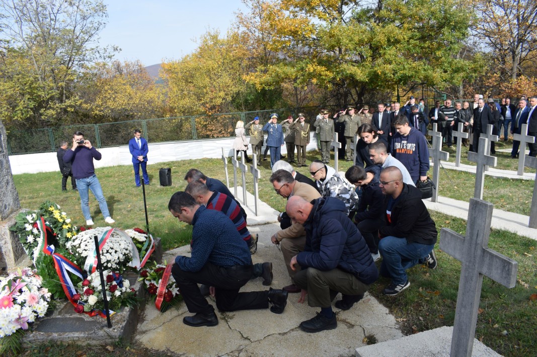 Цветя и венци пред българските военни гробища в село Цапари, РСМ/Снимка: БГНЕС