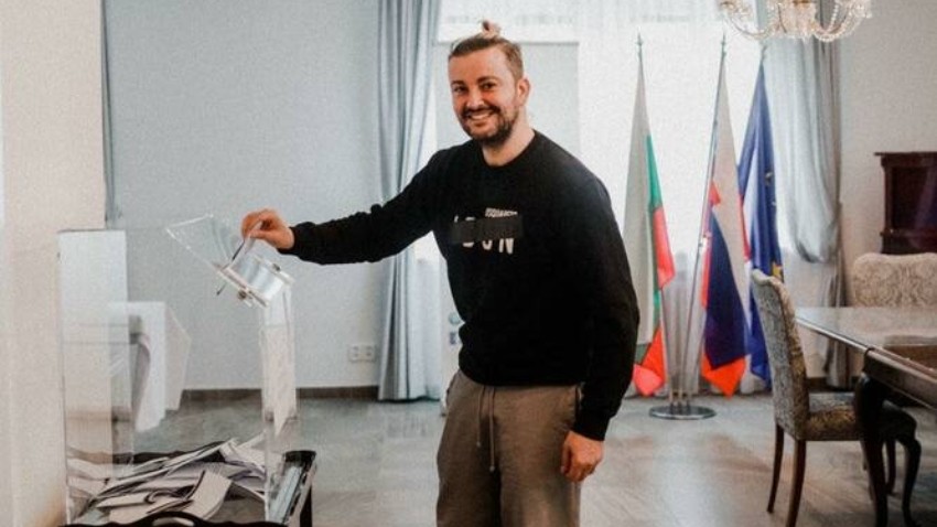 Музикантът Стефан Илчев гласува в посолството ни в Словакия