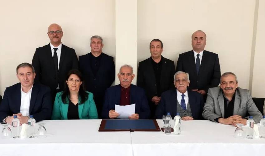 Abdullah Öcalan y la delegación del partido procurdo DEM