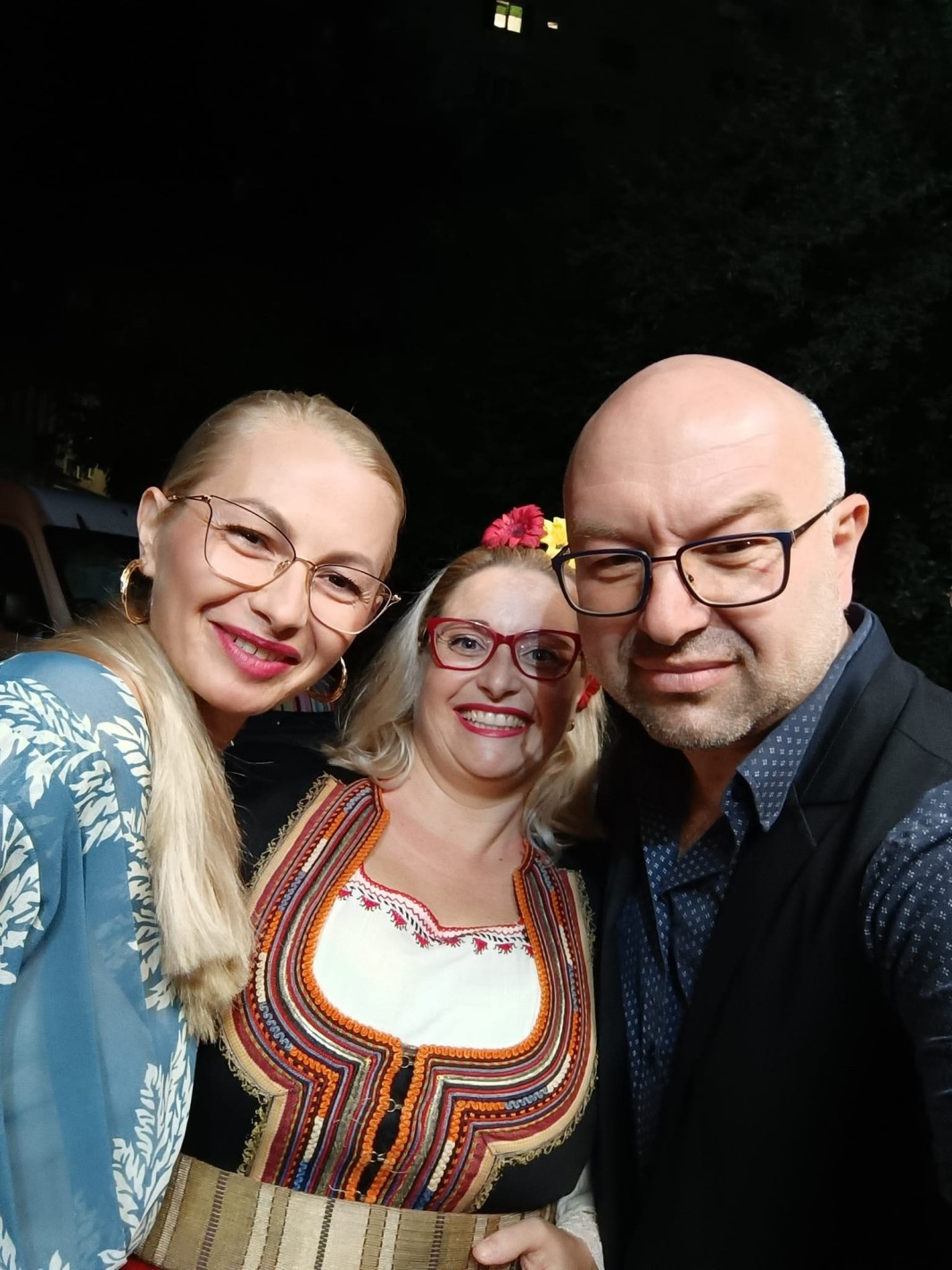 Ники Луканов, Десислава Хаджийска (в средата) и Мадлен Владимирова от Фондация „Памет и Дух Български“