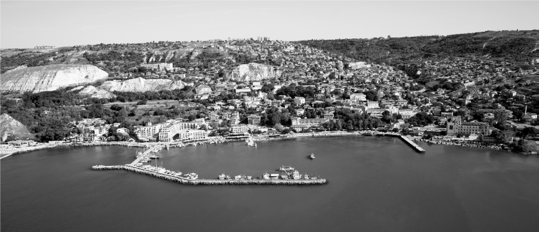 изглед към пристанището на град Балчик и ИЦ „Мелницата“