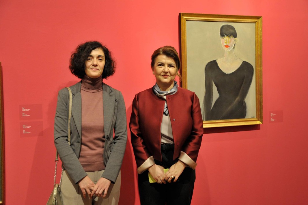 Светлана Мирчева и Надежда Джакова в кадър от откриването на изложбата