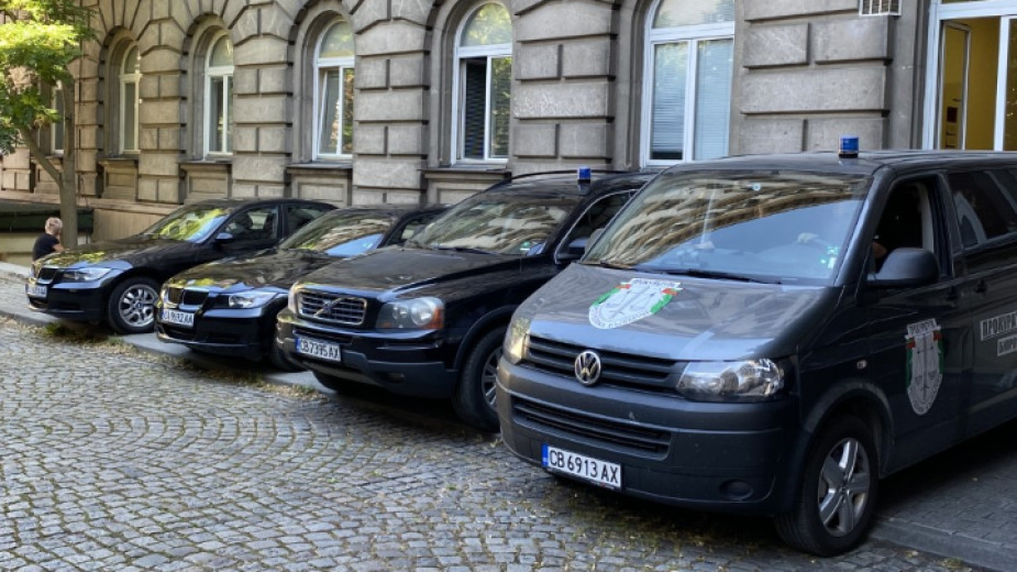 Автомобили на прокуратурата пред сградата на президентството при акцията през 2020 година. Снимка: Николай Христов