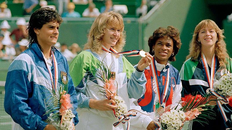 Мануела Малеева (вдясно) с бронзовия олимпийски медал в Сеул през 1988 г.
