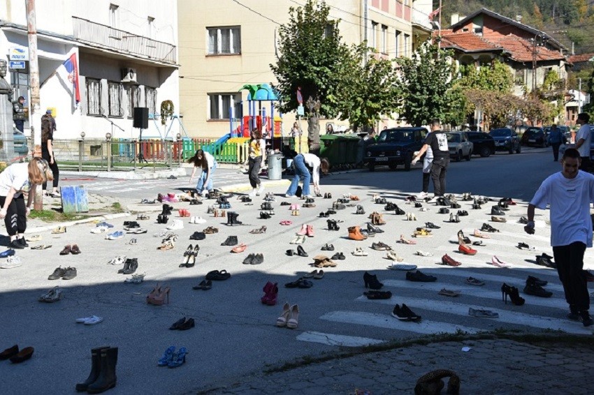 Aksioni nën moton „Udhëkryq“ - të rinjtë e shkollës së mesme lokale rregulluan mbi 430 palë këpucë të vjetra për të theksuar trendin e shpopullimit, i cili vitet e fundit reduktoi numrin e banorëve të Bashkisë së Bosilegradit, 21 tetor 2022.