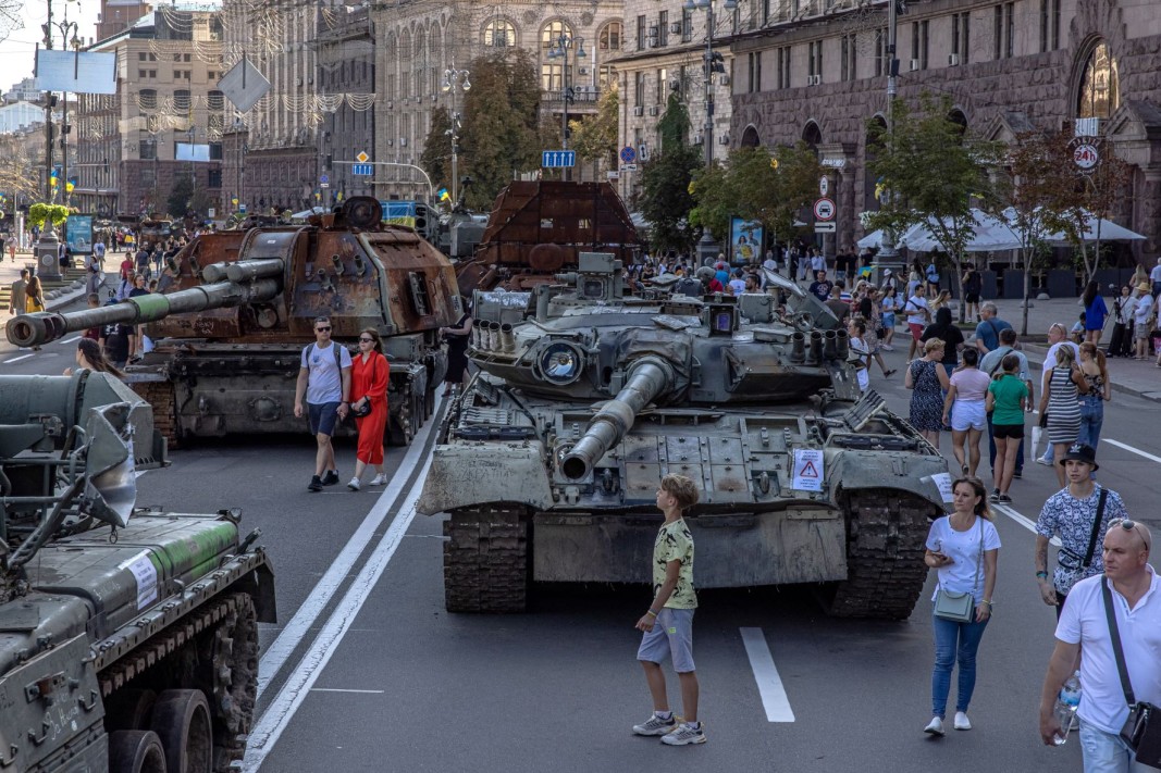 Разрушени руски танкове и друга бойна техника бяха показани в центъра на украинската столица