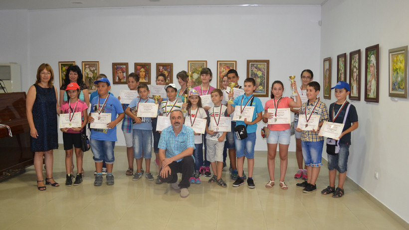 Участници в първия турнир, организиран от Асоциация „Образование без граници“ в лицето на Любомир Любенов, проведен в Община Казанлък.