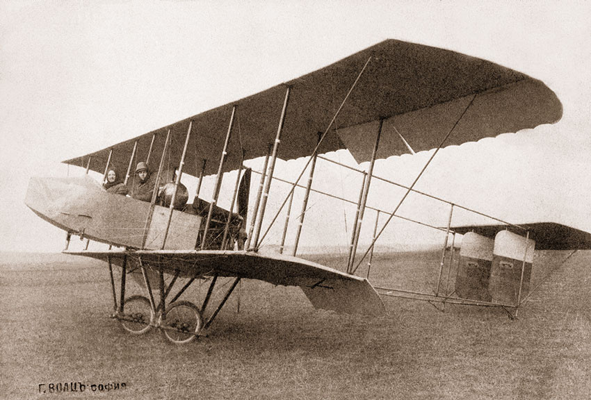 Френският пилот Бюри и фотографът Георг Волц с техния аероплан в Адрианопол (Одрин), 1912 г.