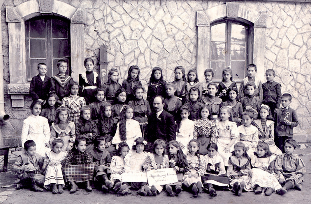 Kori i fëmijëve pranë shkollës së përzier “Shenjtorët Kirill dhe Metodij” në Plovdiv me udhëheqës Dimo Bojçev, i fotografuar gjatë vitit shkollor 1902/1903