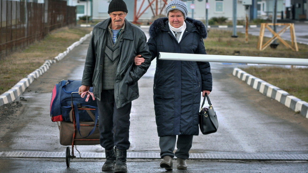 Бежанци преминават на руска територия в района на Ростов на Дон  Снимка: ЕПА/БГНЕС