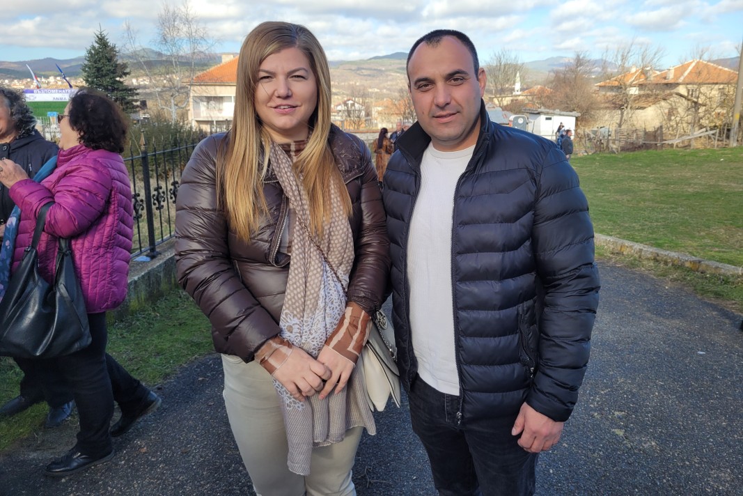 Мелят Алимолла и Сали Мемин от младежкото ДПС в Асеновград идват всяка година в с. Могиляне