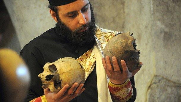 Los restos de los masacrados fueron lavados con vino y agua, y, luego untados con mirra en ceremonia especial celebrada en la iglesia “Sveta Nedelia” de Batak.